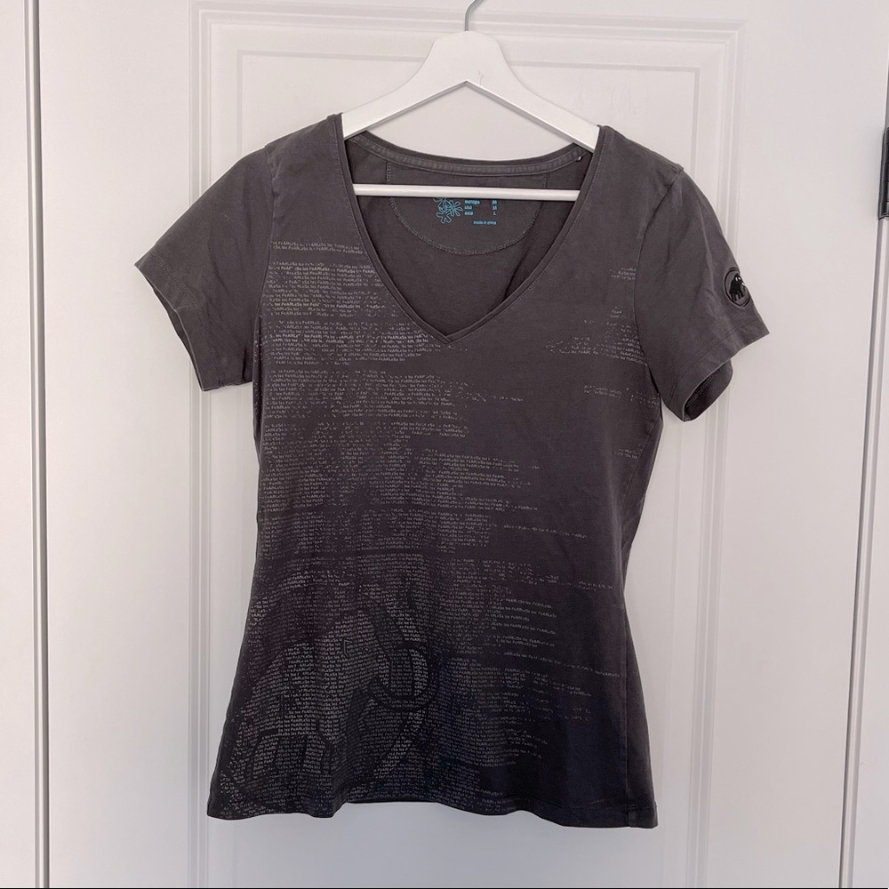 💕3/20$ EUC Mammut V-Neck T-Shirt